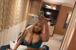 BUSTY PARTY GIRL😍🍭 - Image 1